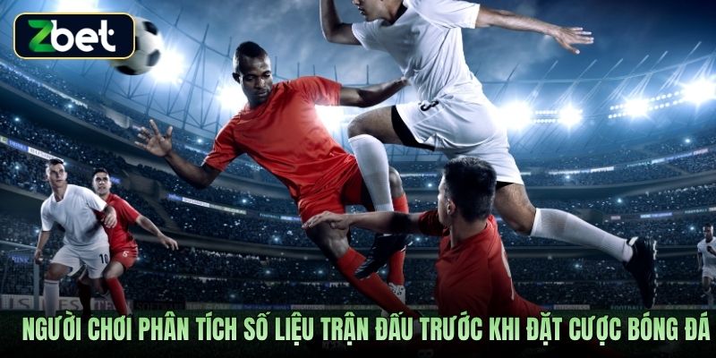 Người chơi phân tích số liệu trận đấu trước khi đặt cược bóng đá