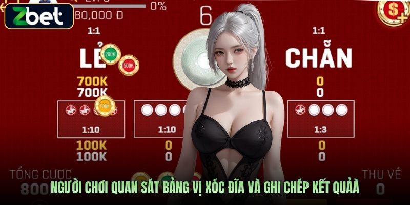 Người chơi quan sát bảng vị xóc đĩa và ghi chép kết quả